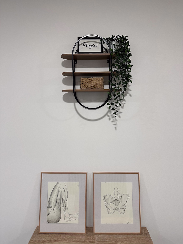 Physiotherapie-Bereich der Therapiepraxis Wittenburg in Rheine mit anatomischen Zeichnungen von Muskulatur und Becken