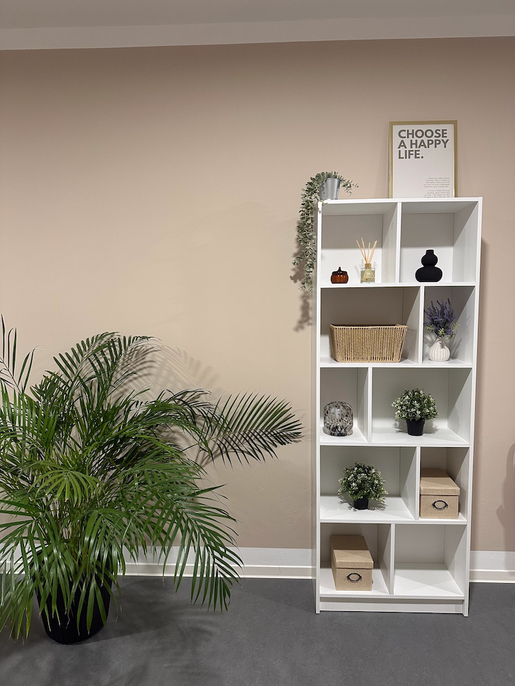 Gemütlicher Wartebereich der Therapiepraxis Wittenburg in Rheine mit Dekoration, Grünpflanzen und einladender Wohlfühlatmosphäre