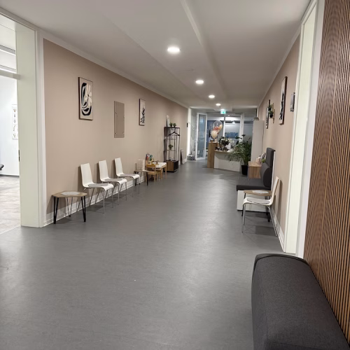 Praxisräume für Wärmeanwendungen in Rheine – großzügiger Empfangsbereich in der Therapiepraxis Wittenburg
