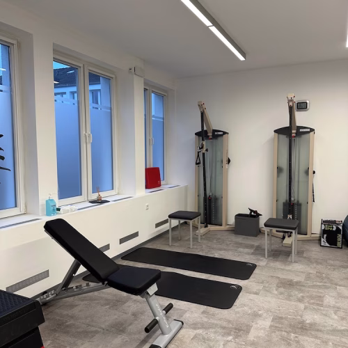 Gerätegestützte Krankengymnastik in der Physiotherapie Rheine – Seilzuggeräte und Trainingsbereich in der Therapiepraxis Wittenburg