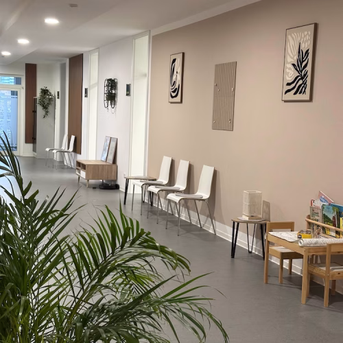 Ergotherapie Rheine für Selbstzahler und Notfalltermine – moderne Praxisräume mit Kinderecke in der Therapiepraxis Wittenburg
