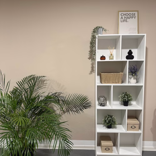 Gemütlicher Wartebereich der Therapiepraxis Wittenburg in Rheine mit Dekoration, Grünpflanzen und einladender Wohlfühlatmosphäre